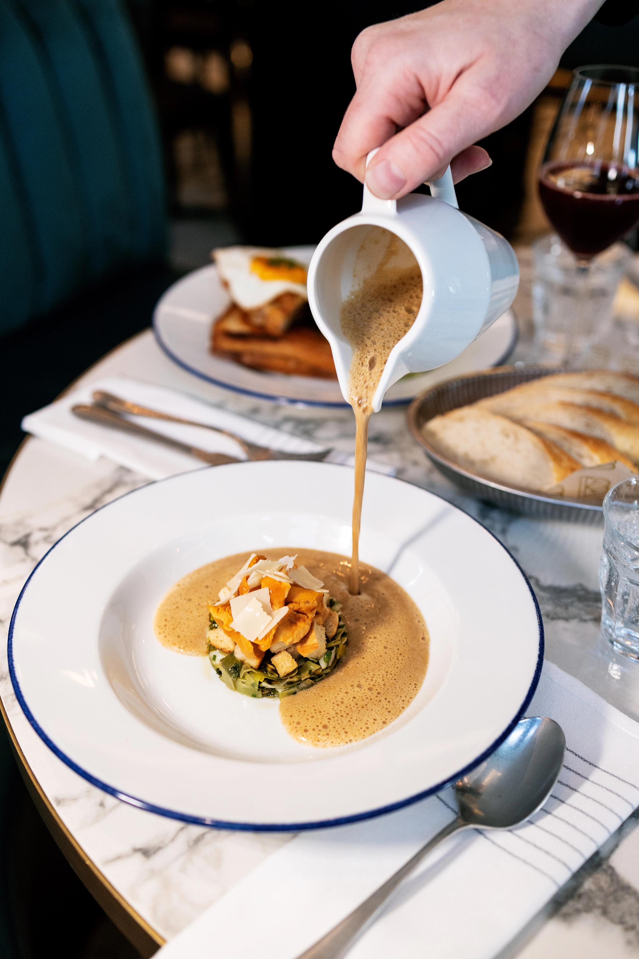 Brasserie Britannia tilgjengelig internasjonal restaurantmerkevare og visuell identitet av Nonspace