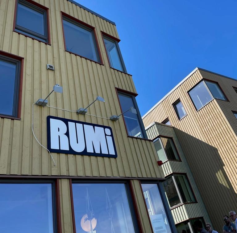 Rumi hostel visuell identitet — et inkluderende og innbydende merkevareuttrykk designet for unge, urbane reisende i Trondheim.