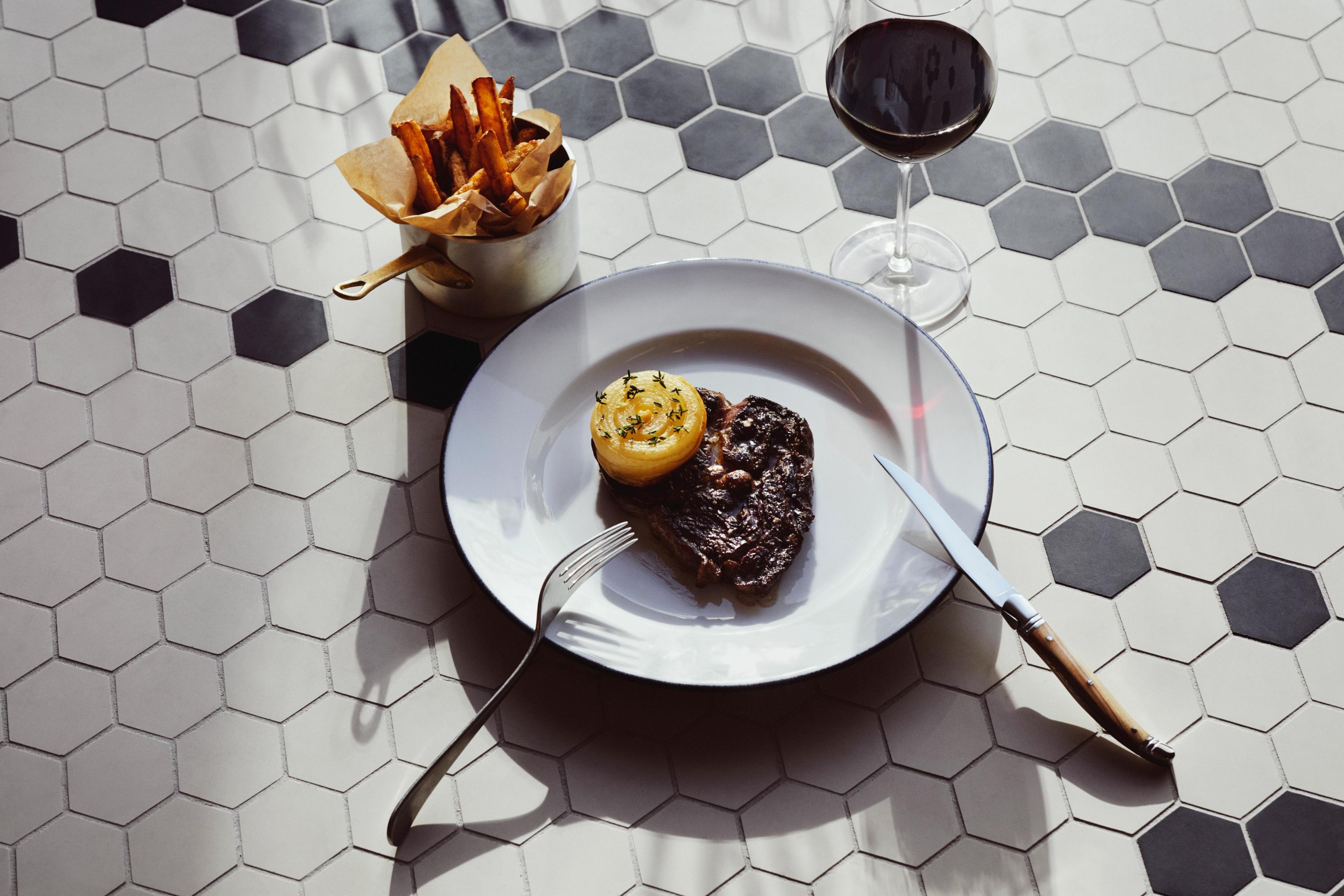 Brasserie Britannia tilgjengelig internasjonal restaurantmerkevare og visuell identitet av Nonspace