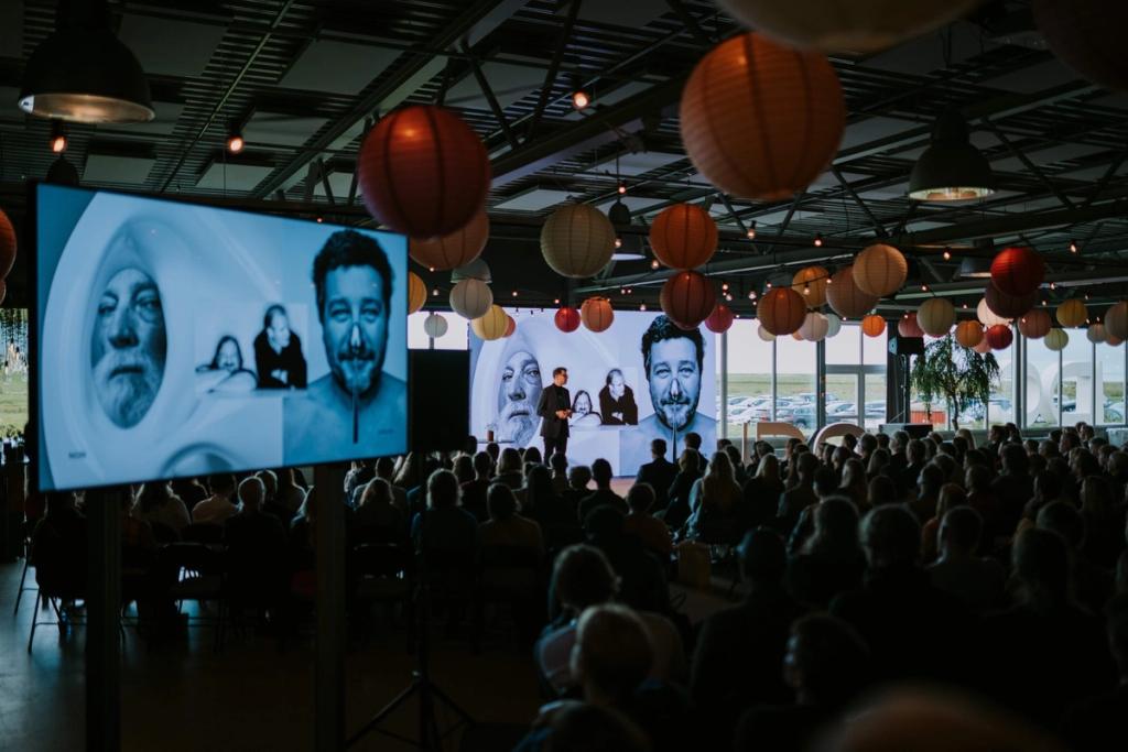 Tom Morgan alene på en scene med avstand ut i rommet, som bilde på avstanden mellom ledelsen og de ansatte