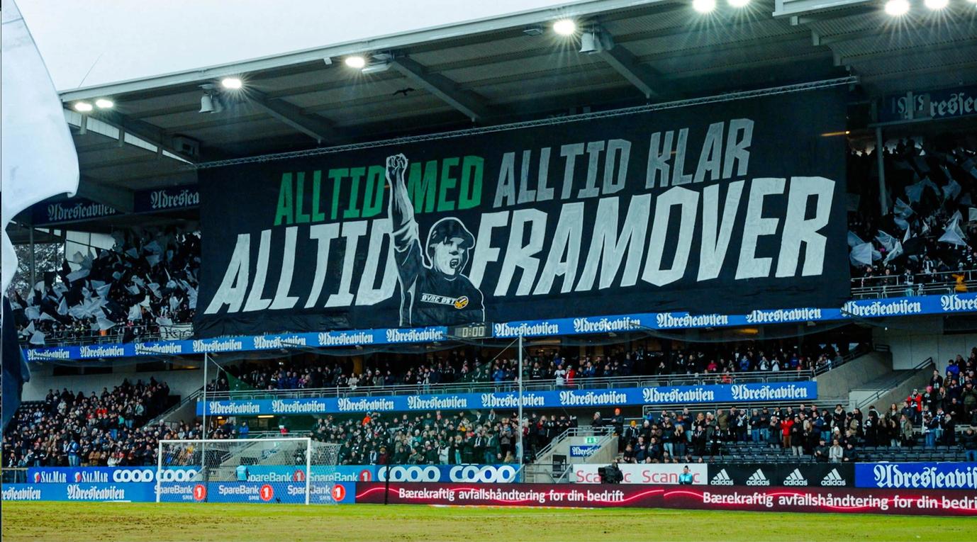 Foto of Øvre Øst at Lerkendal with the ALLTID FRAMOVER Tifo