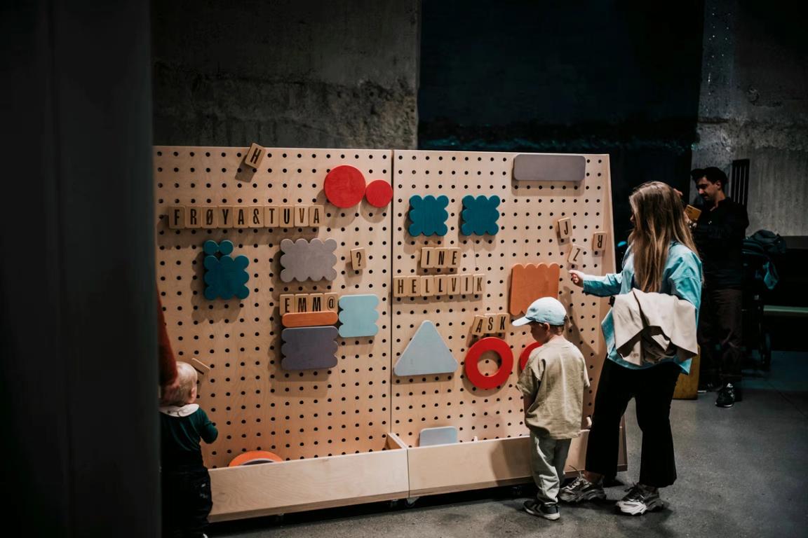 Kunstsilo Kids-installasjon. Veifindingssystem designet av Nonspace inne i Kunstsilo.