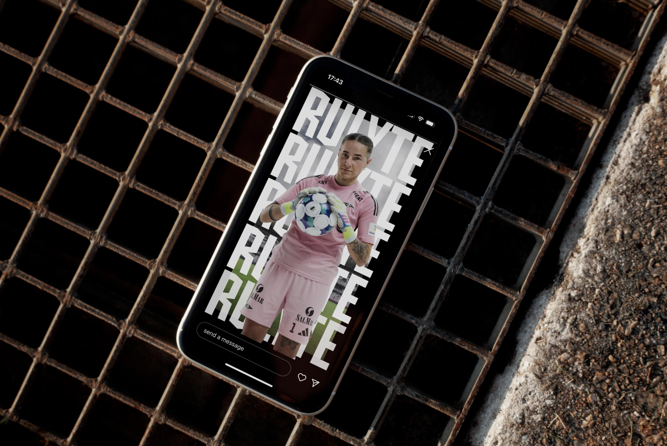 En mobiltelefon viser et Instagram-story med en keeper i rosa drakt som holder en fotball foran teksten RUYTE — av Nonspace