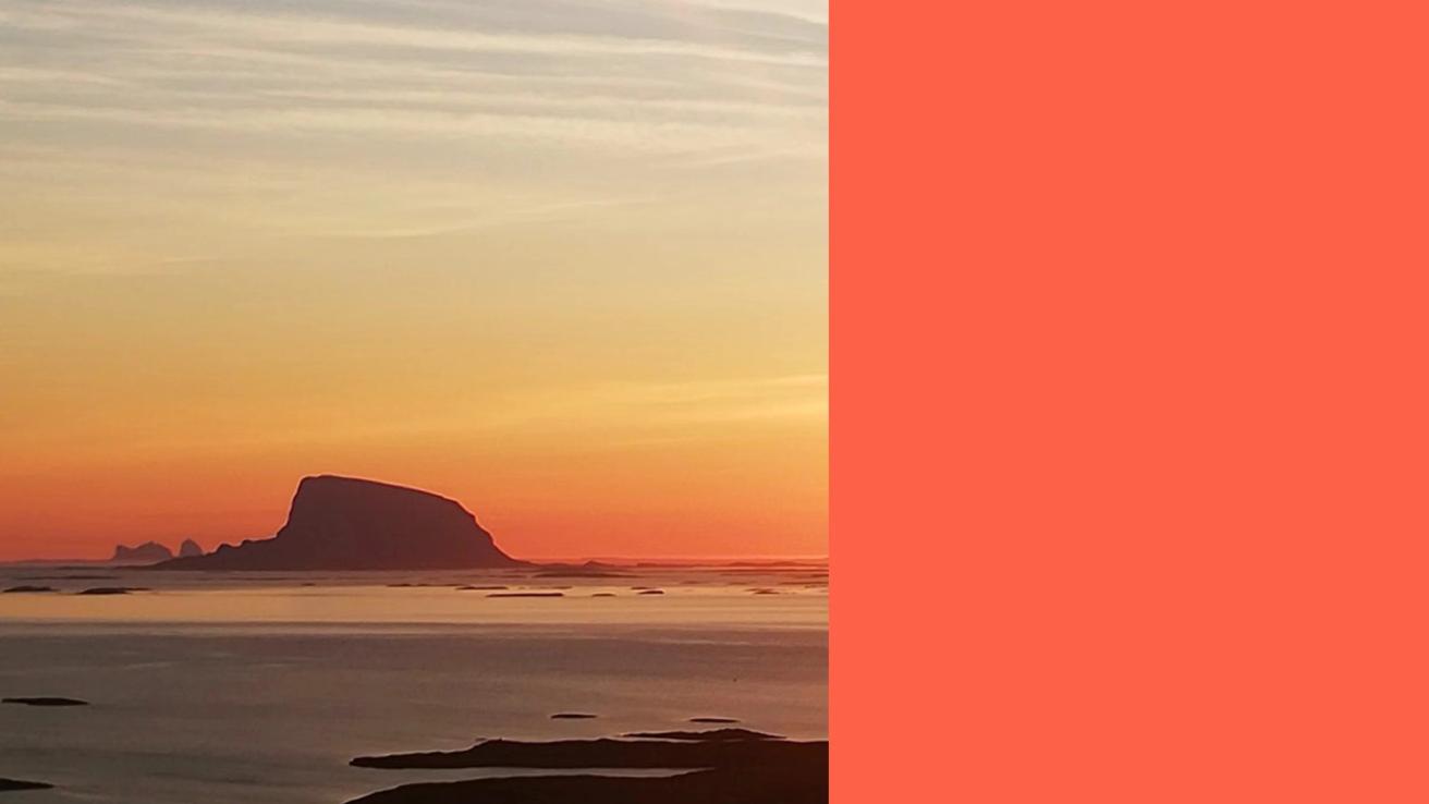 Et karakteristisk fjell ved kysten i solnedgang med oransje himmel og rolig hav — av Nonspace