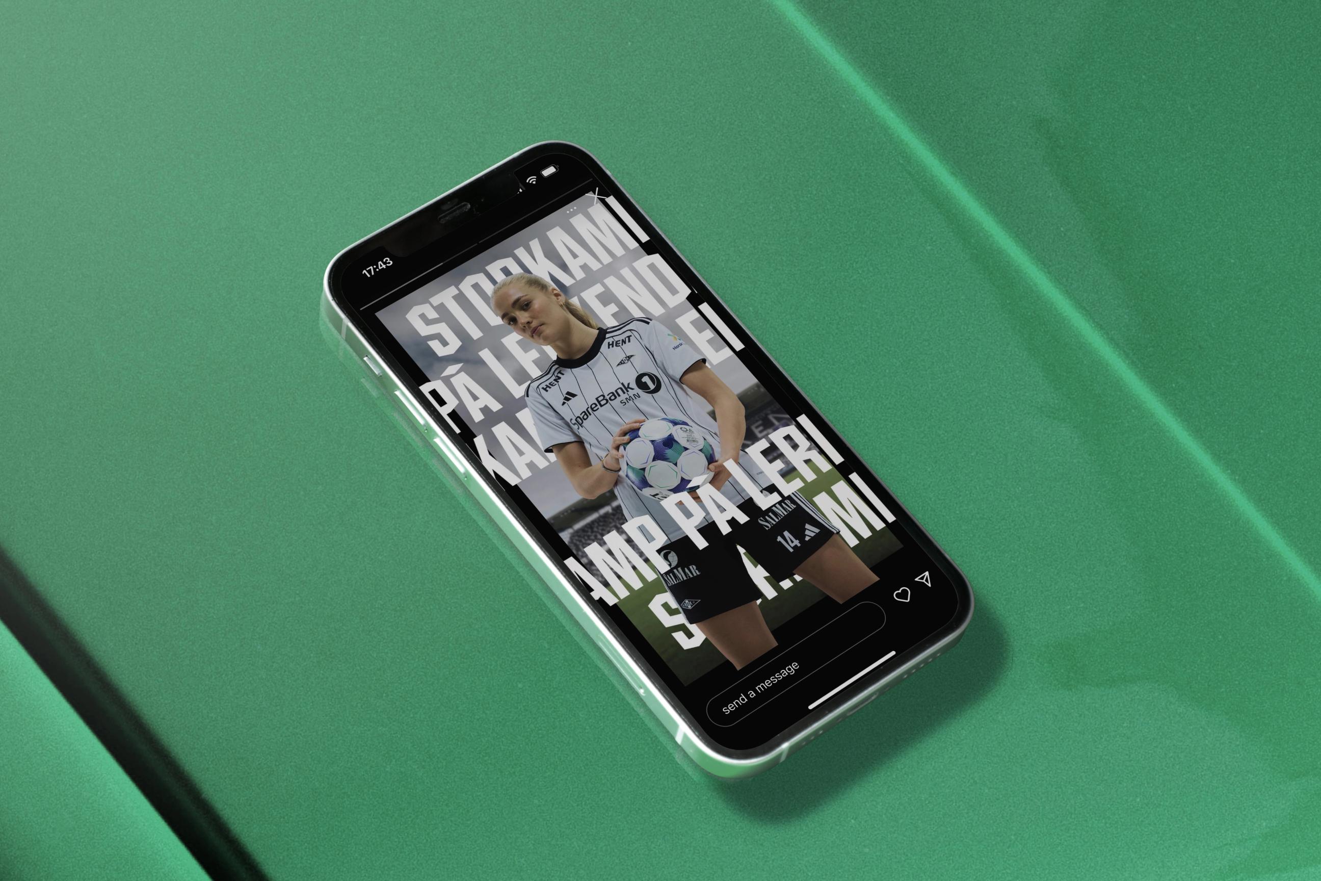 En mobiltelefon viser en Instagram-story med en kvinnelig fotballspiller i Rosenborg-drakt som holder en ball — av Nonspace