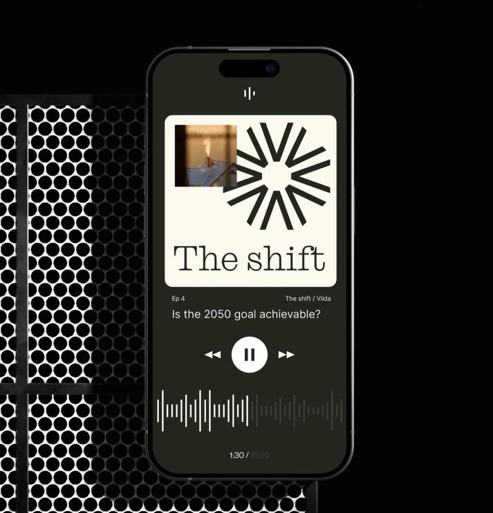 En smarttelefon viser en podkast-app med episoden "The shift" om klimamål for 2050 — av Nonspace.