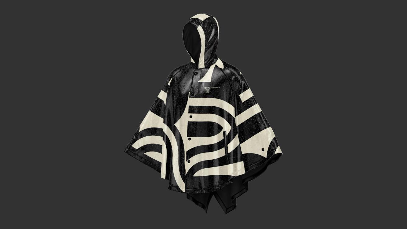 En svart regnponcho med hvite grafiske striper og Trondheim-logo vist på en usynlig figur — av Nonspace