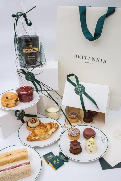 Afternoon tea-sett fra Britannia Hotel med scones, søtsaker, sandwich, croissant og Twinings-te i elegant innpakning — av Nonspace