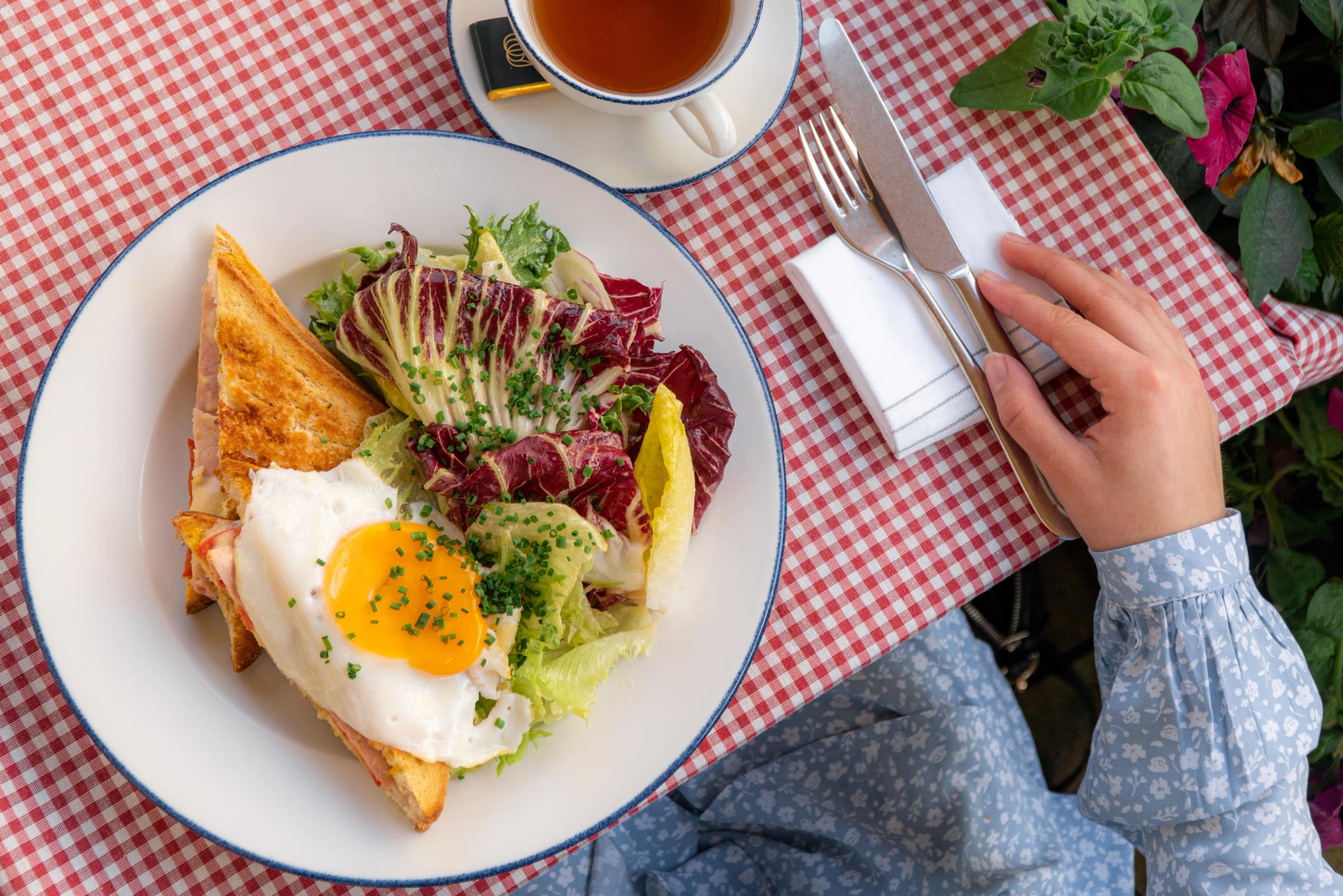 Brasserie Britannia tilgjengelig internasjonal restaurantmerkevare og visuell identitet av Nonspace