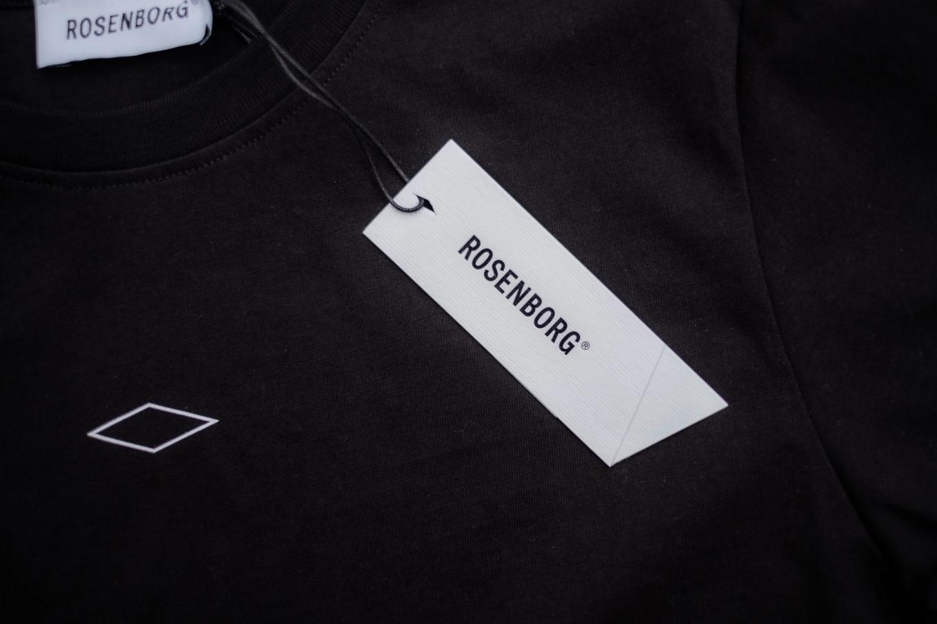 En svart t-skjorte med Rosenborg-merkelapp og diamantlogo på brystet — av Nonspace