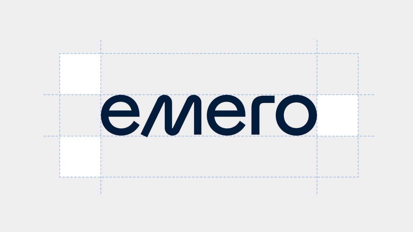 Logoen "emero" i mørk blå med geometriske hjelpelinjer som viser typografiens proporsjoner og spacing — av Nonspace