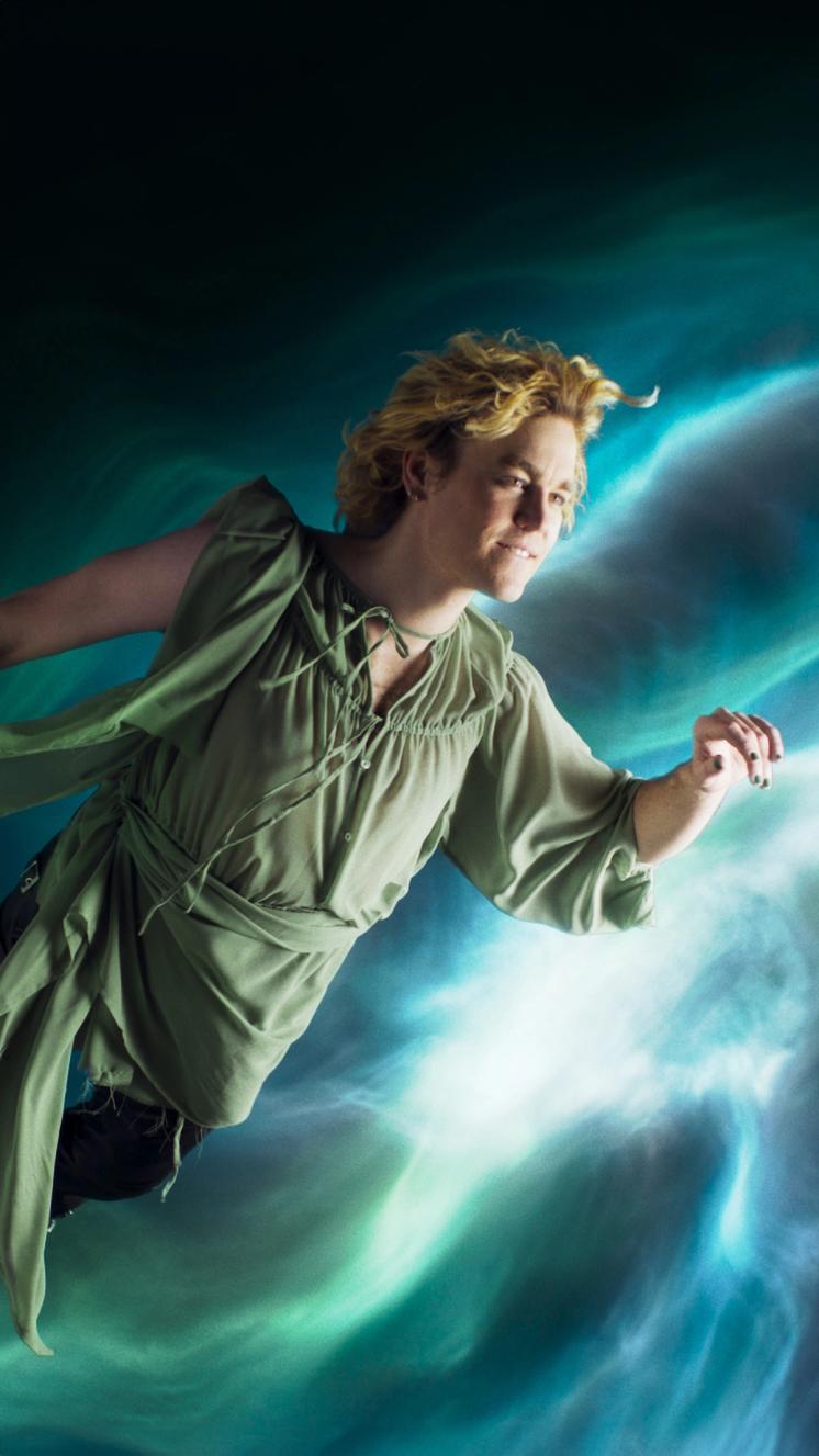 En ung mann med blondt hår i grønn tunika svever mot en magisk blågrønn bakgrunn som Peter Pan — av Nonspace