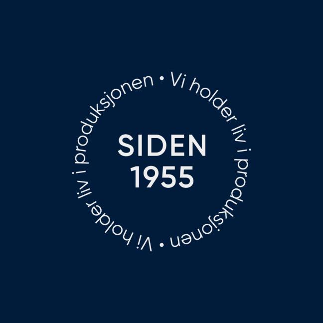 Sirkulær emblem med teksten "Siden 1955" og "Vi holder liv i produksjonen" på mørk blå bakgrunn — av Nonspace