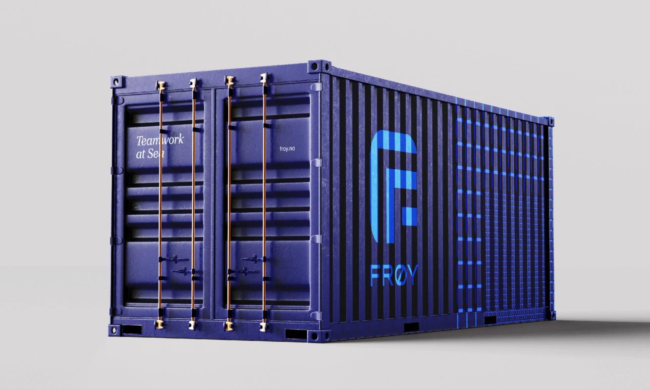 En mørkeblå shippingcontainer med Frøy-logo og slagordet "Teamwork at Sea" — av Nonspace