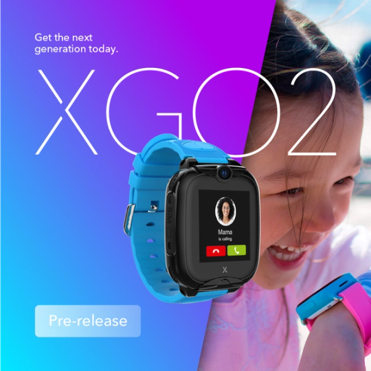En reklame for XGO2 smartklokke for barn med blått bånd som viser et innkommende anrop fra Mama — av Nonspace