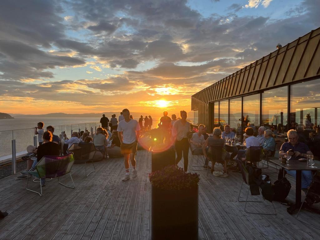 Folk nyter solnedgang på takterrasse i Trondheim — Jobbe hos Nonspace