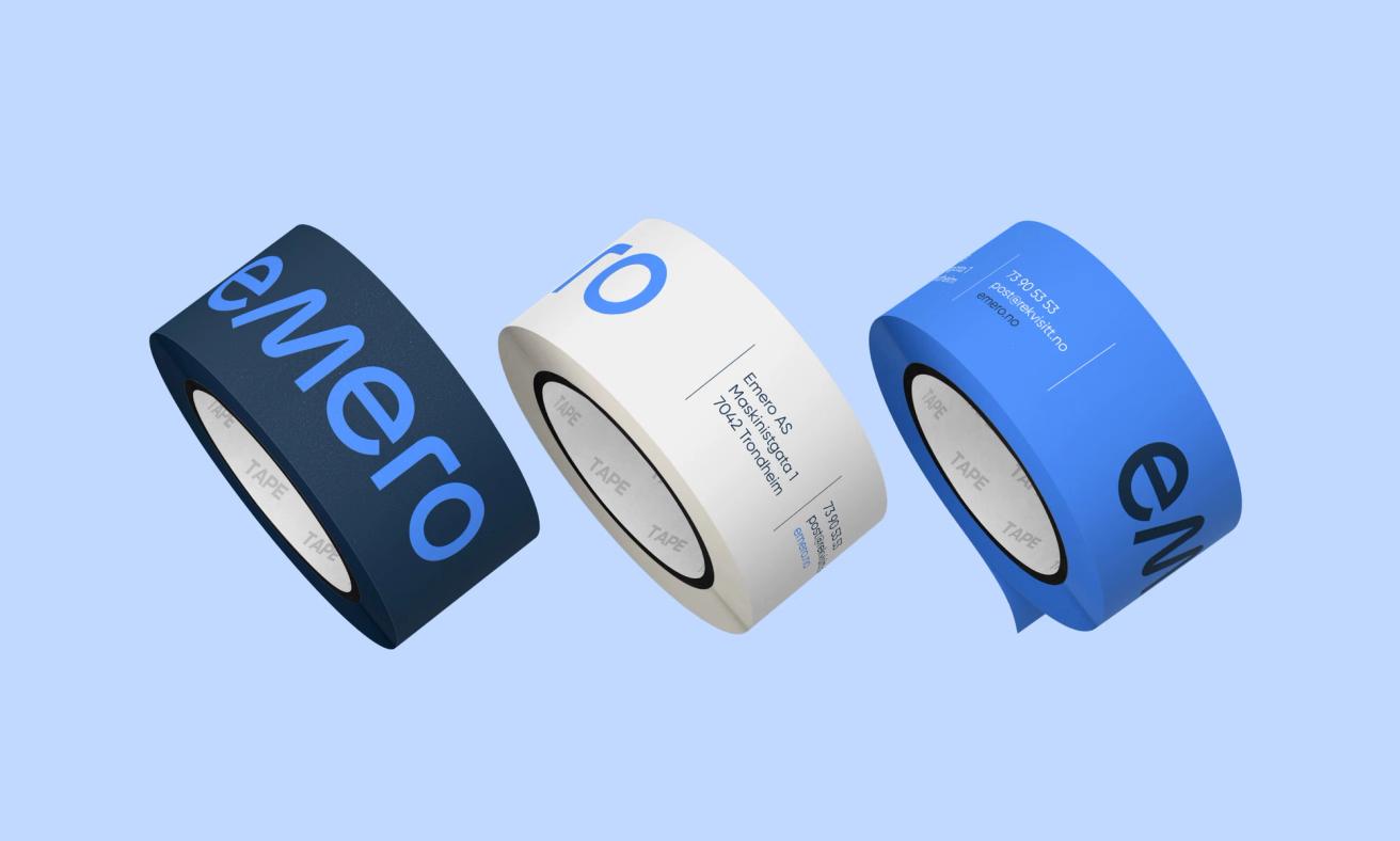 Tre ruller med pakketape i mørkeblå, hvit og blå med Emero-logo og kontaktinformasjon — av Nonspace