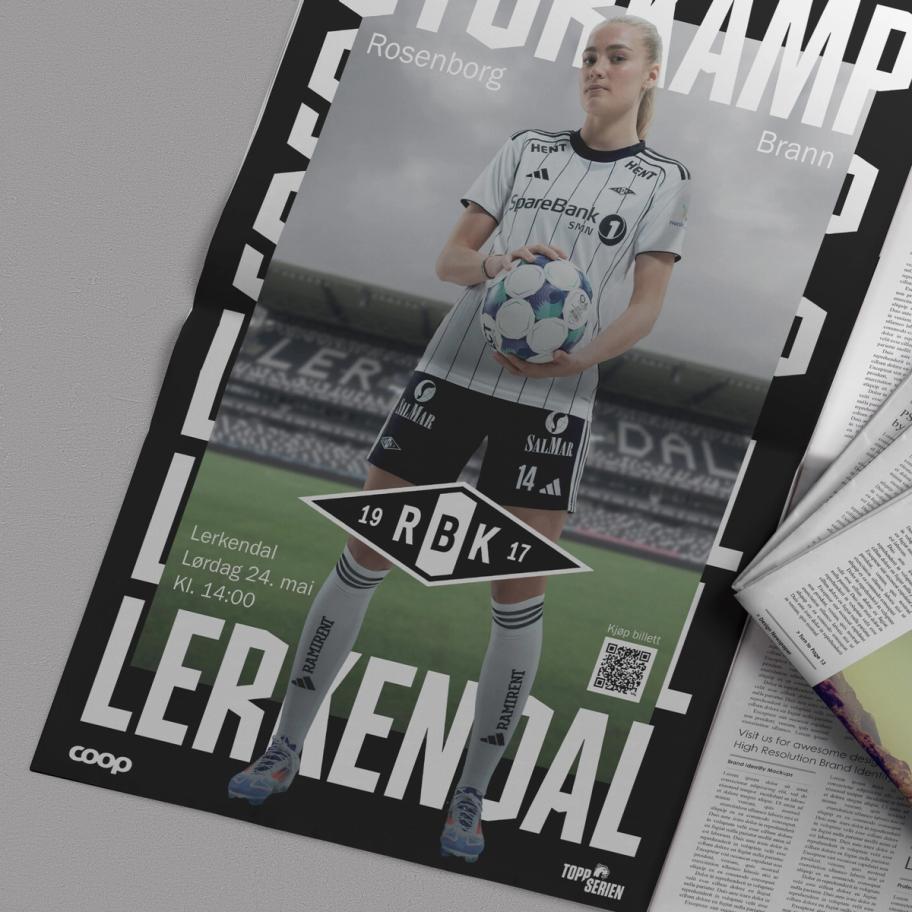 En kampplakat for Rosenborg mot Brann med en kvinnelig fotballspiller som holder en ball foran Lerkendal stadion — av Nonspace
