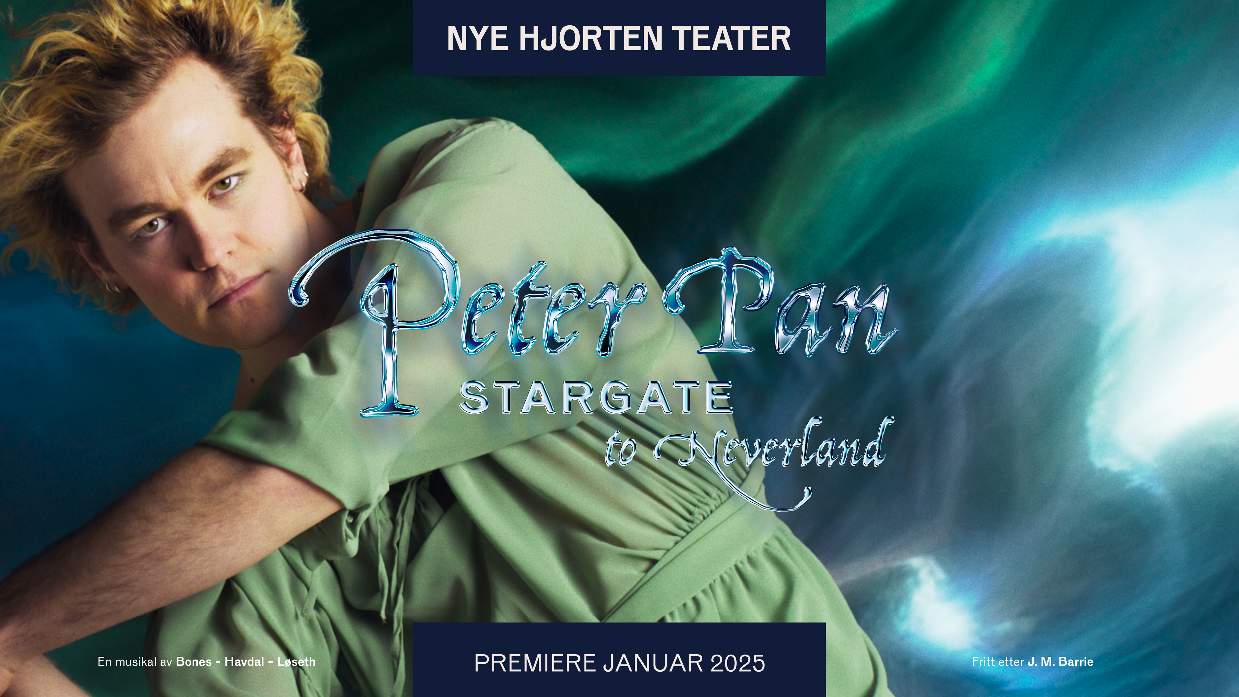 En ung mann med bustete blondt hår i grønn drakt poserer for promoplakat til Peter Pan-musikalen — av Nonspace