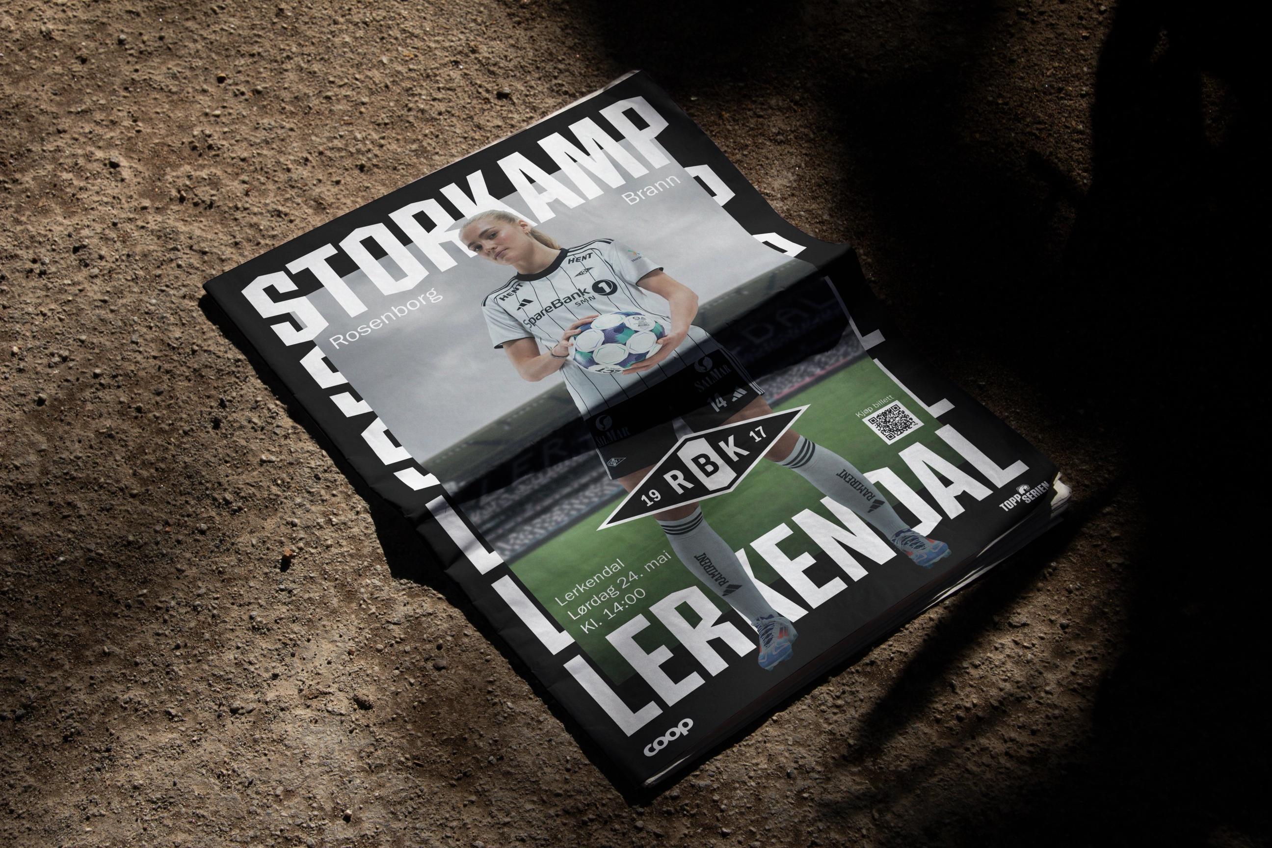 Trykte plakater for Rosenborg mot Brann damefotballkamp på Lerkendal 24. mai ligger på grus — av Nonspace