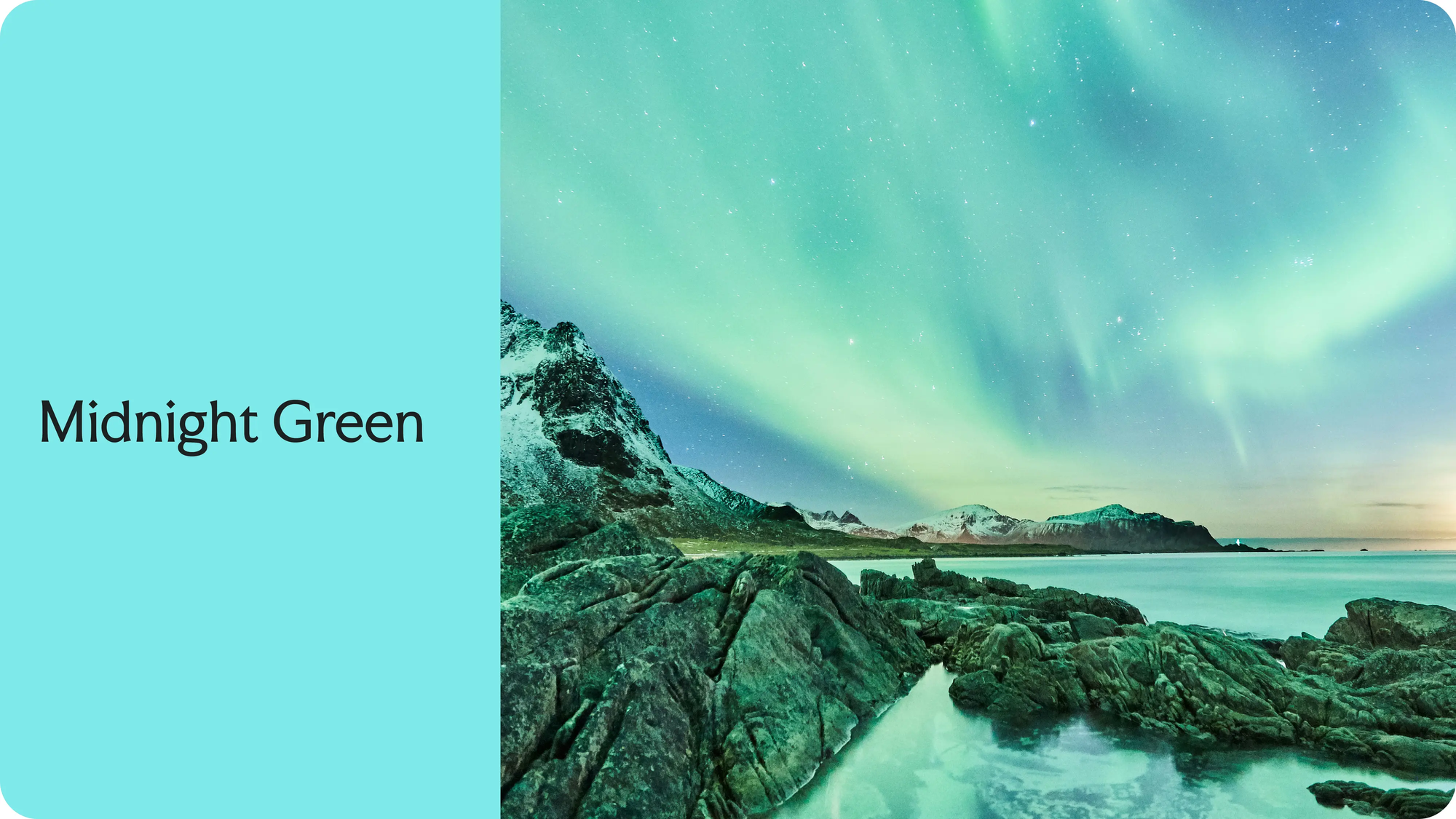Nordlys over fjelllandskap med sjø og klipper i grønnblå fargetoner kalt Midnight Green — av Nonspace
