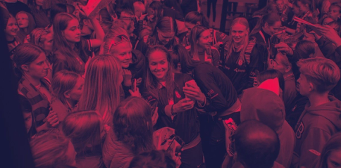 Kvinnelige fotballspillere tar selfies og møter unge fans etter en kamp — av Nonspace