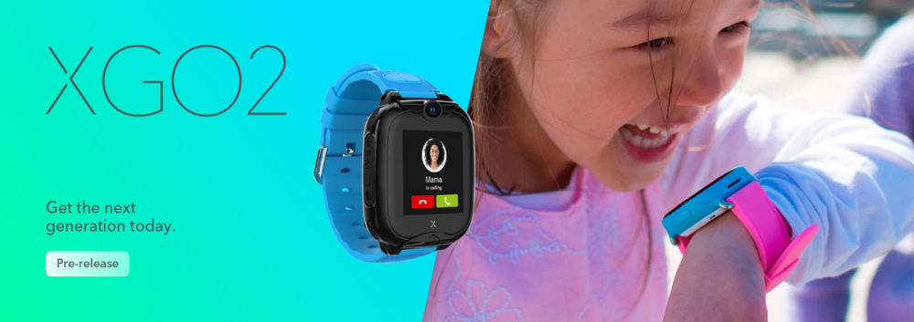 En jente med rosa smartklokke smiler mens XGO2-klokken viser et innkommende anrop fra Mama — av Nonspace