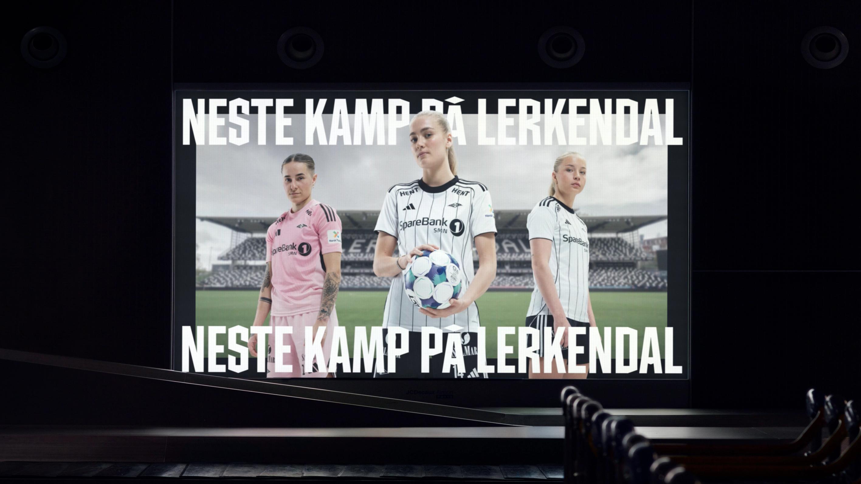 Tre kvinnelige fotballspillere fra Rosenborg foran en stadion med teksten "Neste kamp på Lerkendal" — av Nonspace
