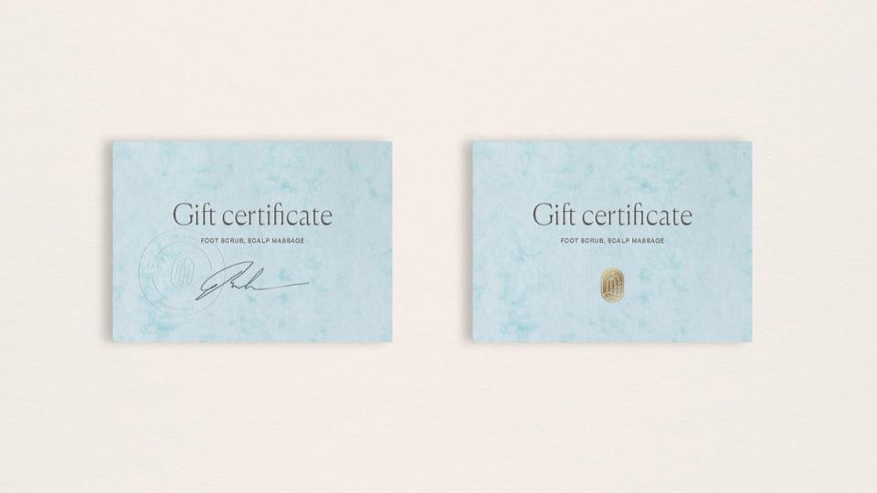 To gavekort i lys turkis med teksten "Gift certificate" for foot scrub og scalp massage med stempel og signatur — av Nonspace