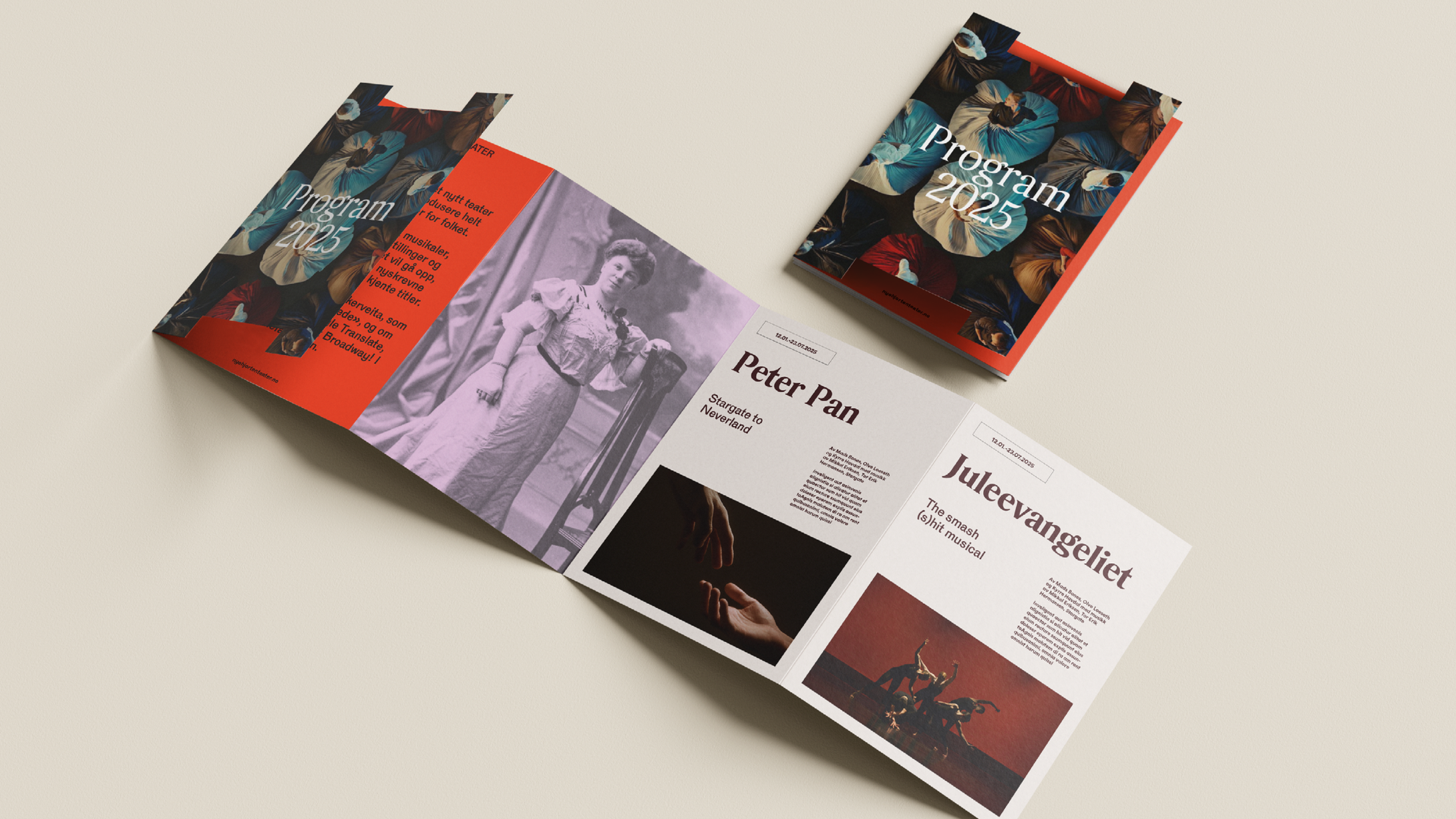 Teaterprogrambrosjyre for 2025 med forestillingene Peter Pan og Juleevangeliet vist utbrettet og sammenfoldet — av Nonspace