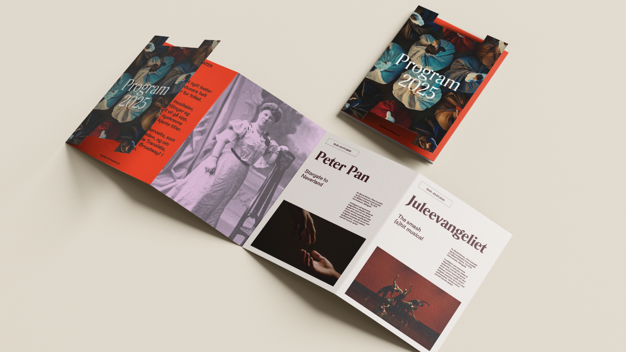 Teaterprogrambrosjyre for 2025 med forestillingene Peter Pan og Juleevangeliet vist utbrettet og sammenfoldet — av Nonspace