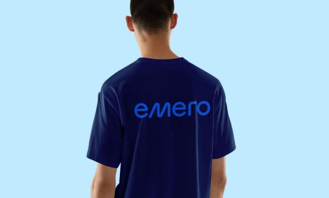 En mann sett bakfra med mørkeblå t-skjorte med Emero-logo i lyseblått trykket på ryggen — av Nonspace