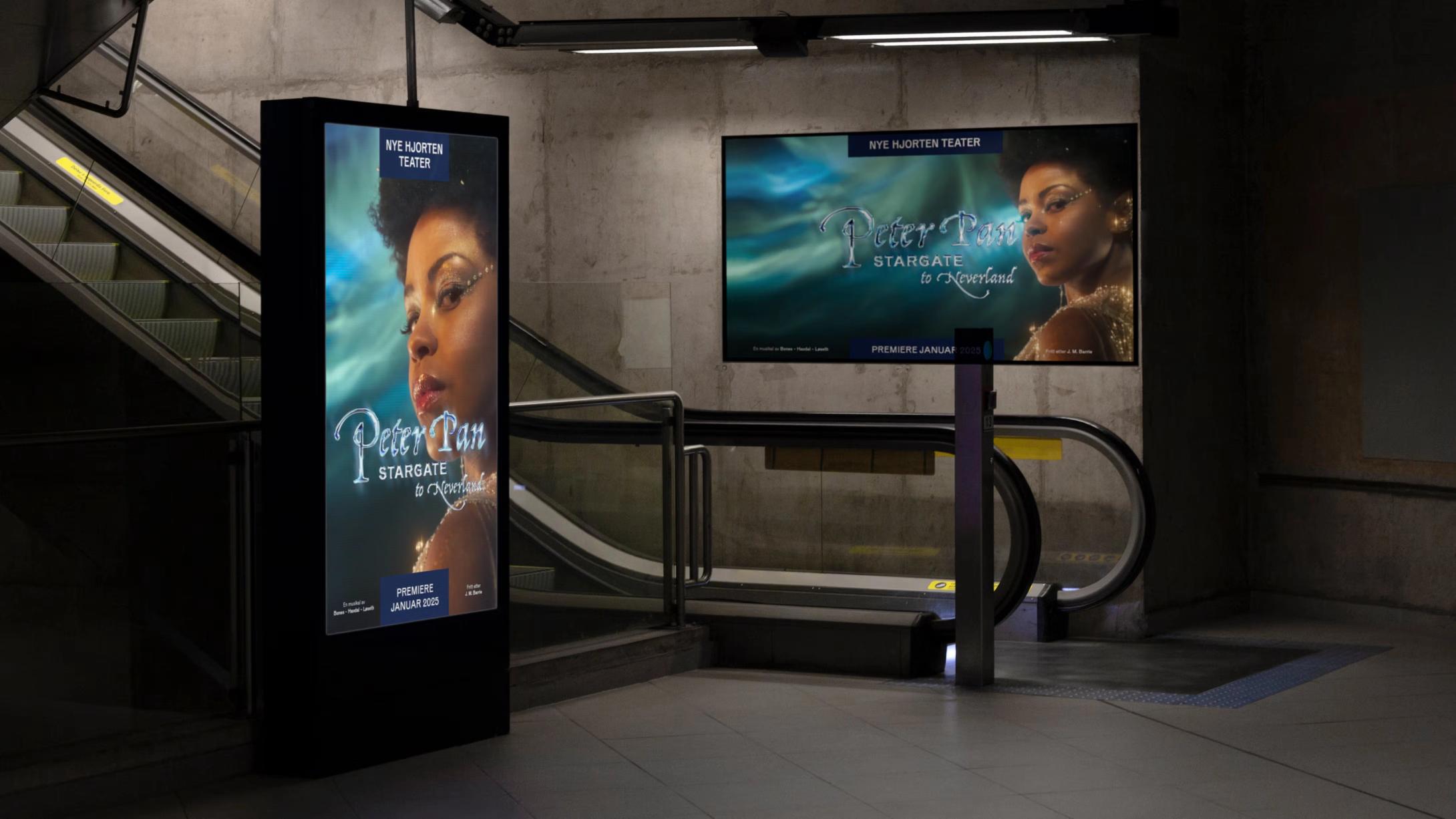 Reklameplakater for Peter Pan-musikal på Nye Hjorten Teater ved rulletrapp i T-banestasjon — av Nonspace