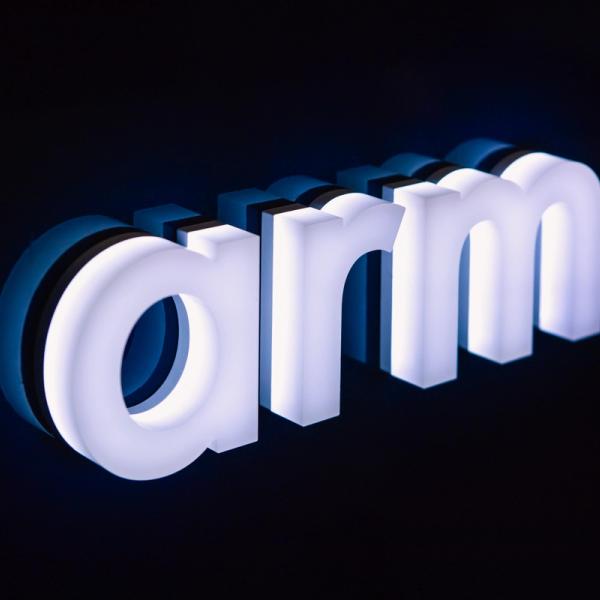 Resepsjonsvegg i eikefiner med LED-belyste felt og Arm-logo i opplyst relieff, Arm Trondheim, wayfinding og romlig design av Nonspace.