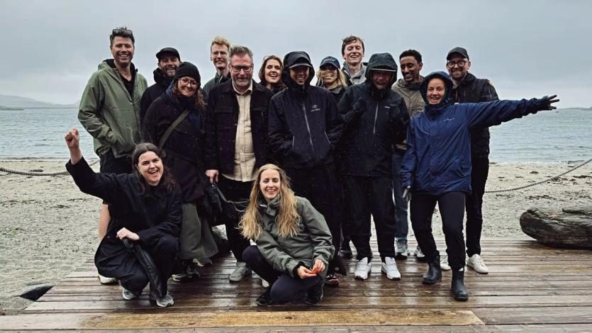 Nonspace-teamet samlet på sommerfest på Stokkøya — kreativt byrå med kontorer i Bergen og Trondheim.
