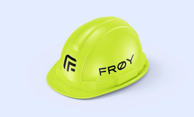En neongul vernehjelm med Frøy-logo og symbol i svart på lyseblå bakgrunn — av Nonspace