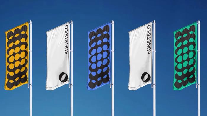 Fem flagg med Kunstsilo-logo og ovale mønstre i gult, blått og grønt mot blå himmel — av Nonspace