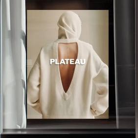 Woman wearing a white knitted sweater