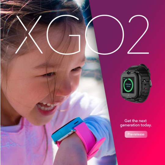 En smilende jente med smartklokke ved siden av XGO2-produktbilde og pre-release-knapp — av Nonspace
