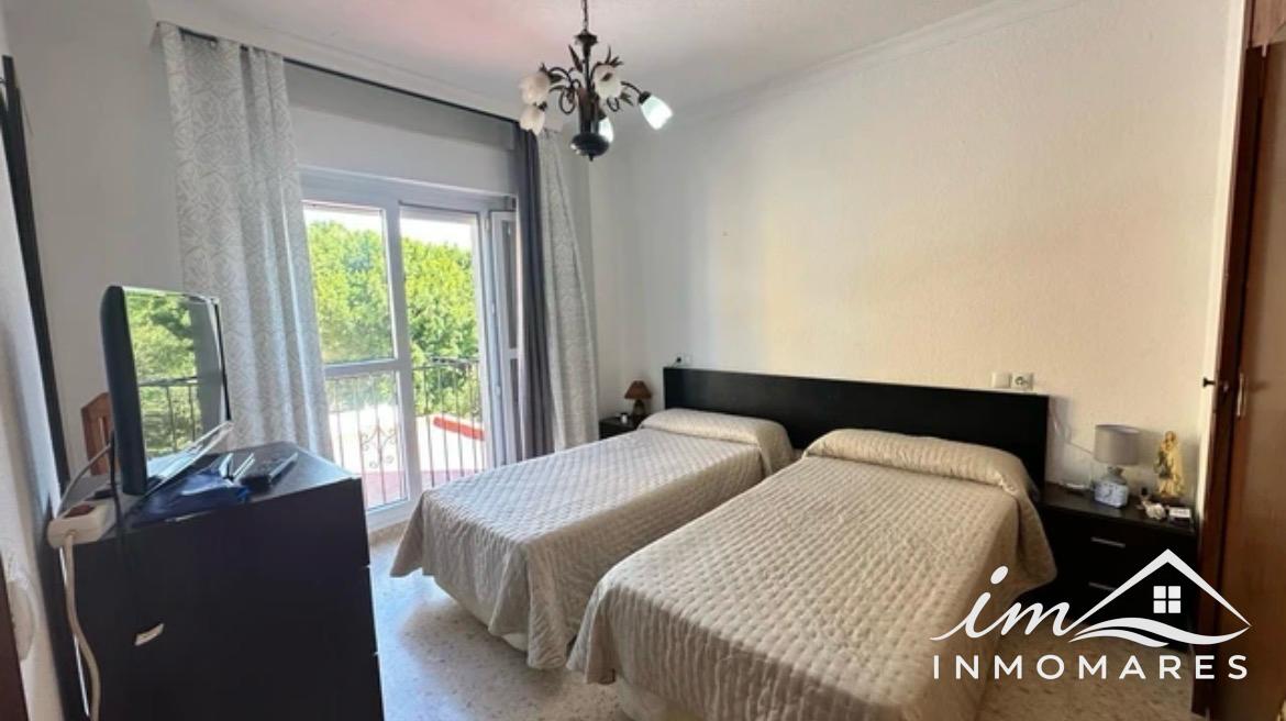 Dormitorio principal con balcón
