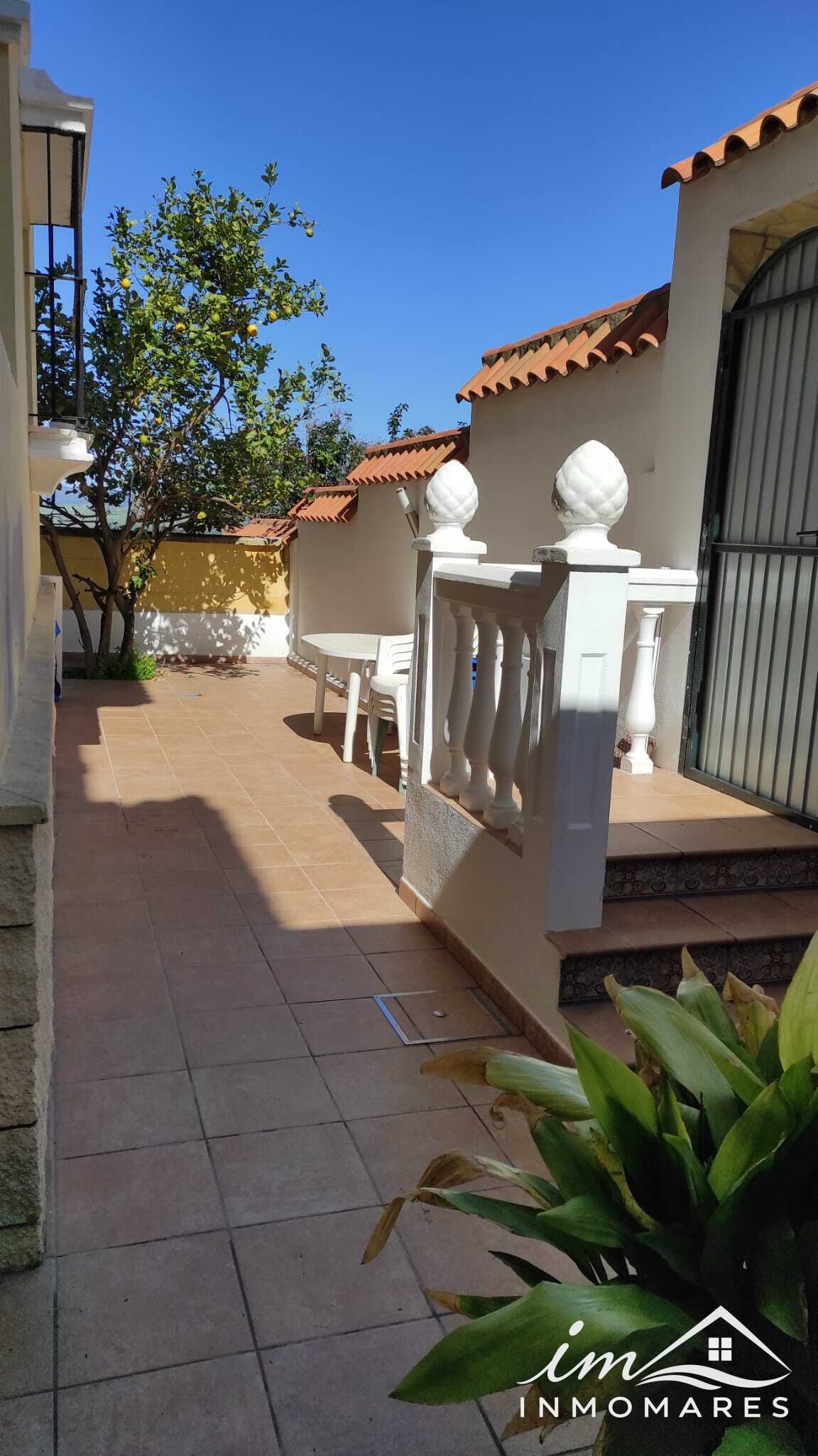 Chalet pareado con patio y semisótano en San Bernabé — foto 6