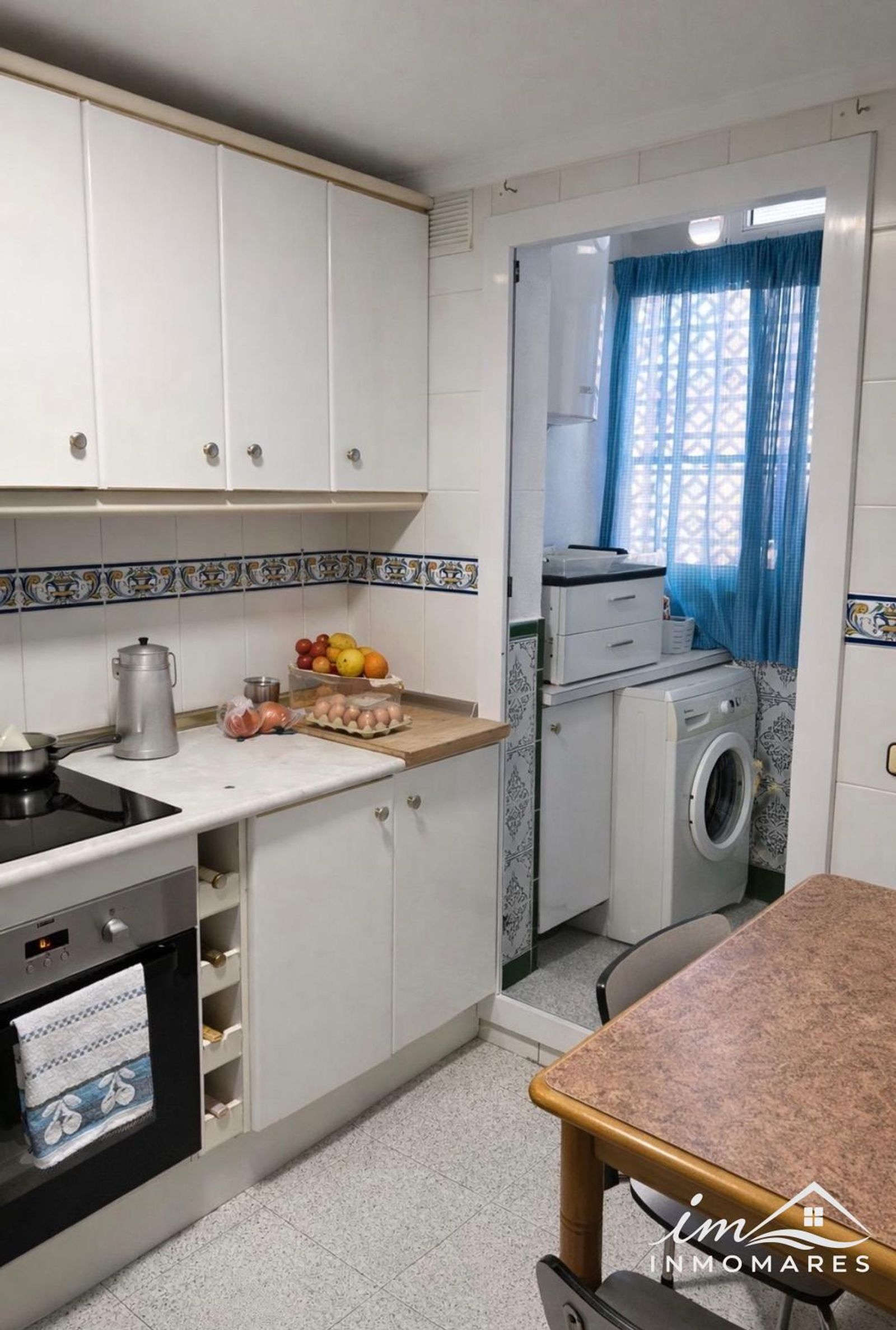 Cocina equipada con lavadero