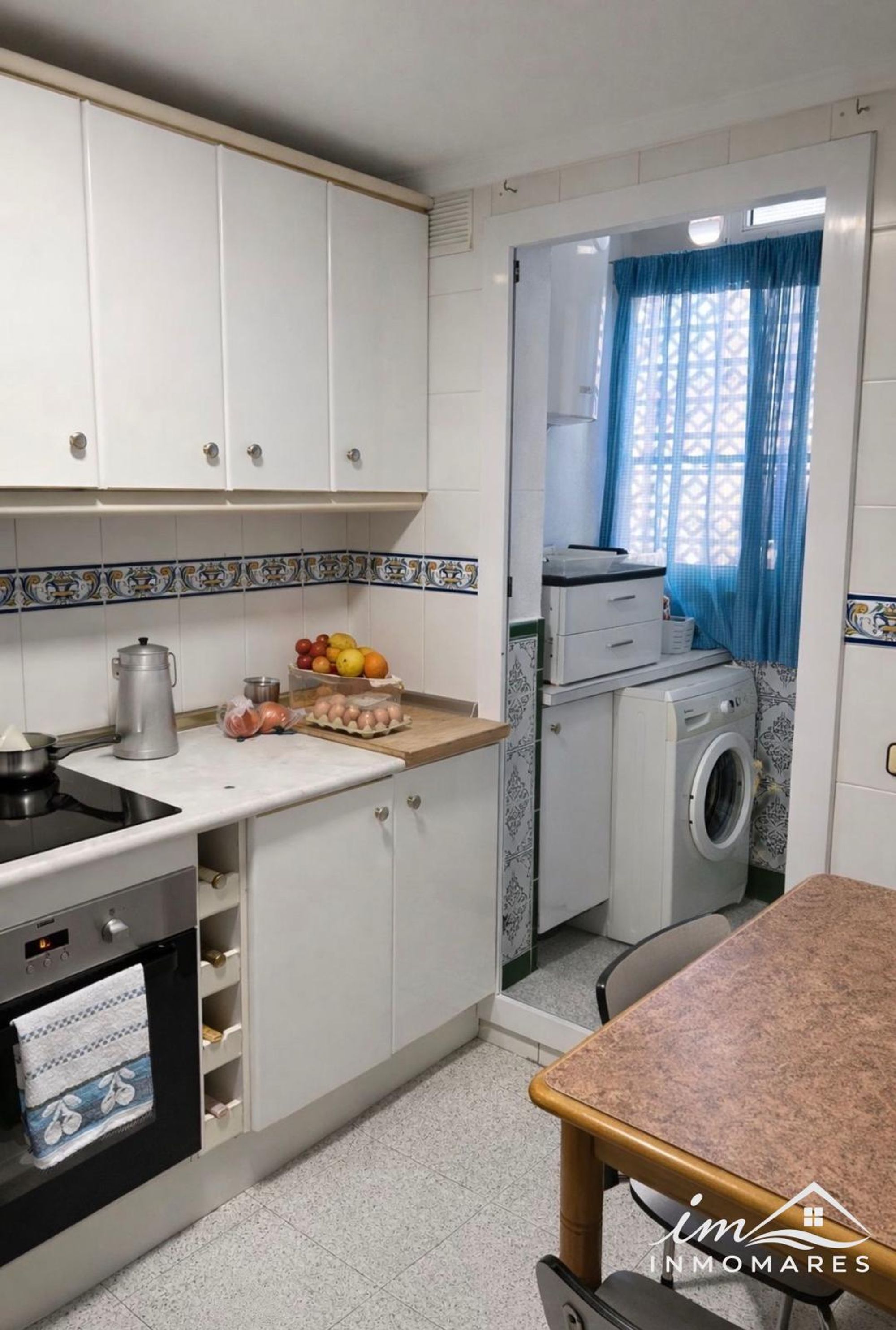Cocina equipada con lavadero