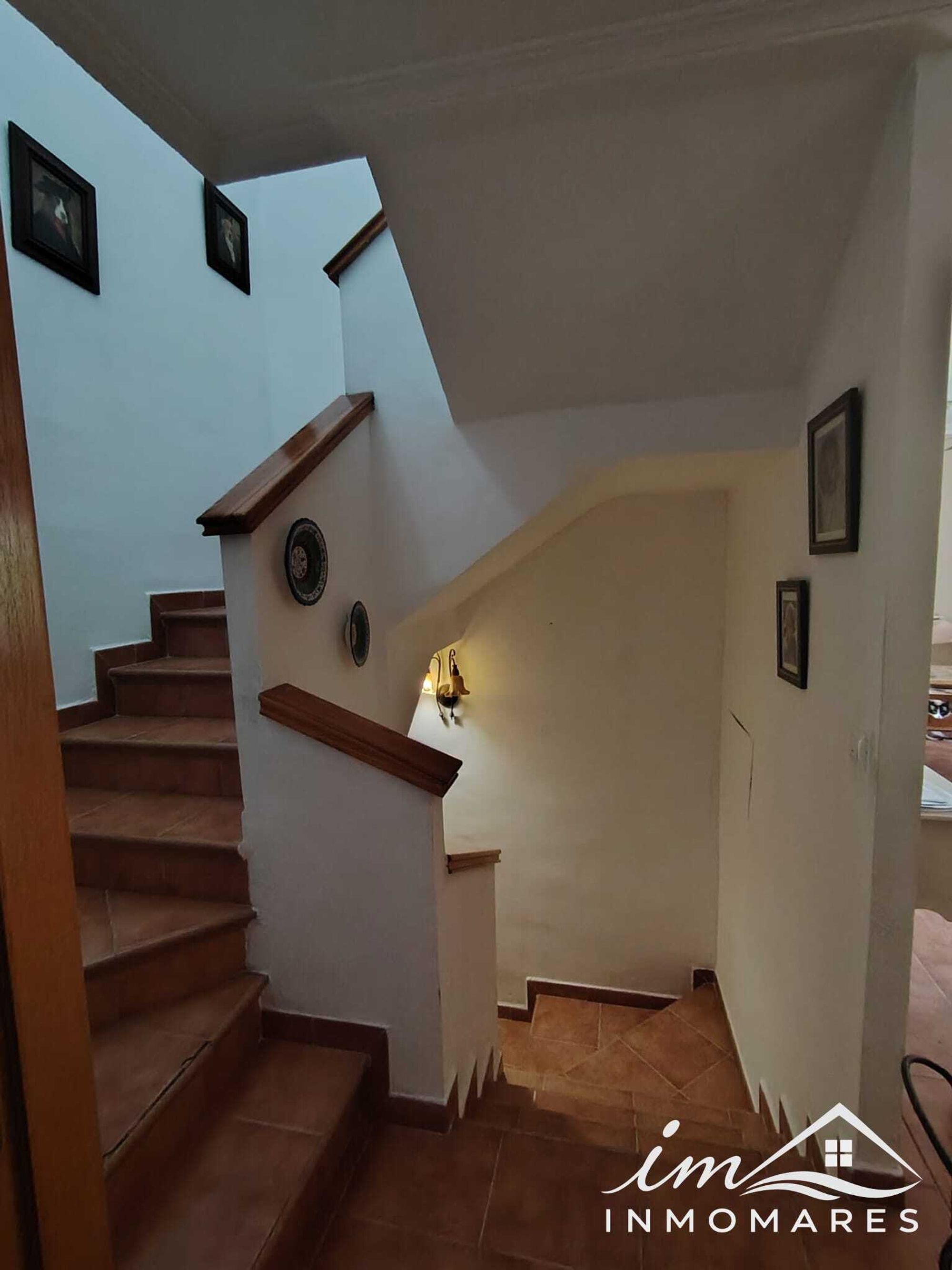 Chalet pareado con patio y semisótano en San Bernabé — foto 18