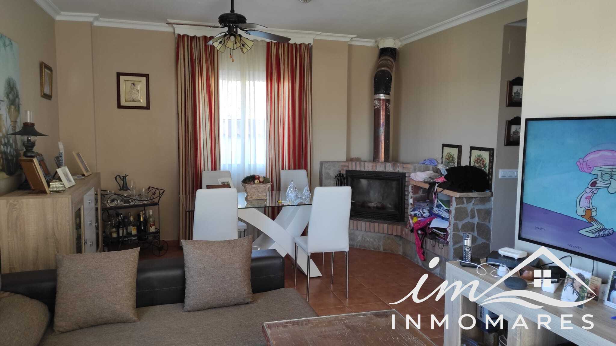 Chalet pareado con patio y semisótano en San Bernabé — foto 1