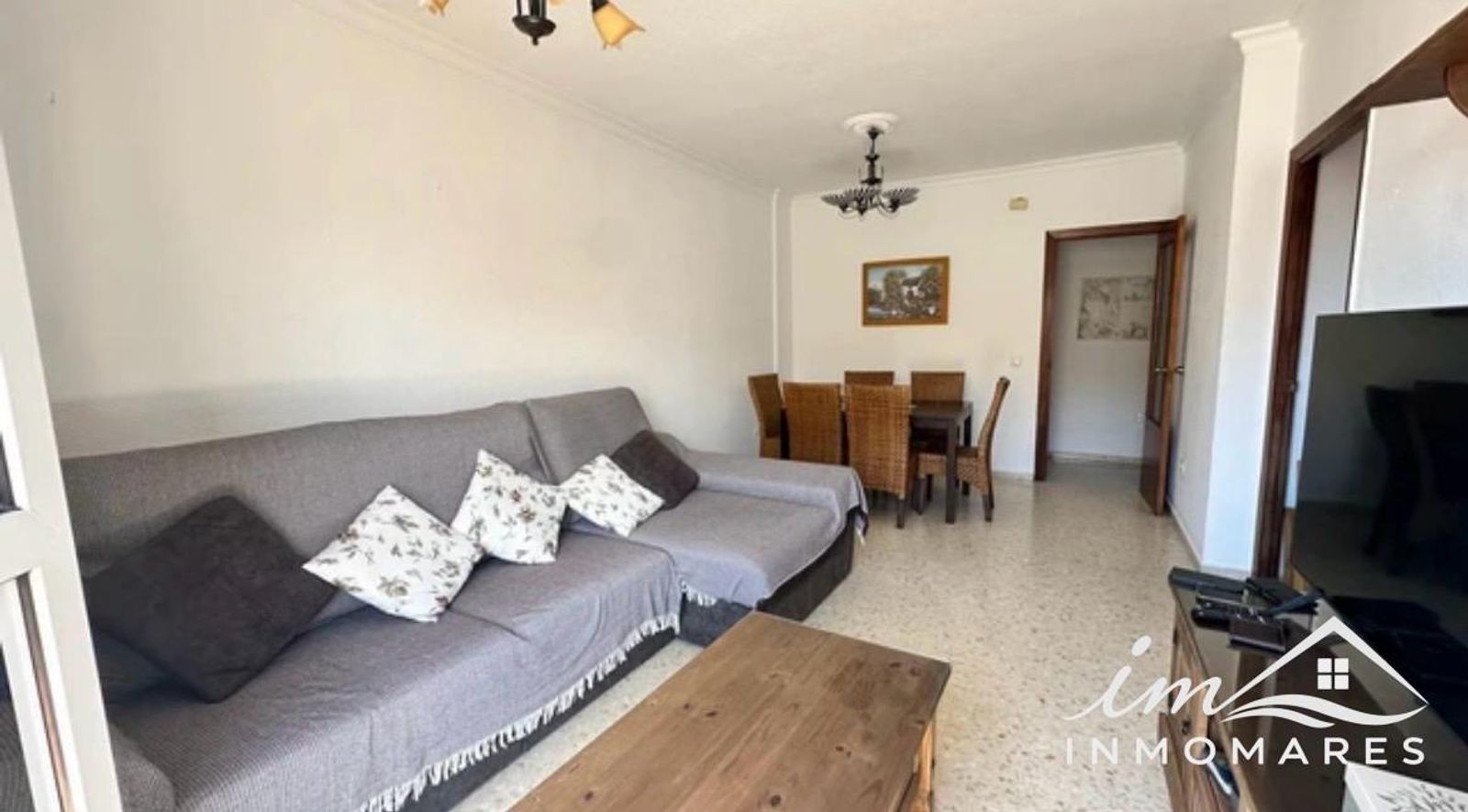 Salón con sofá y zona de comedor