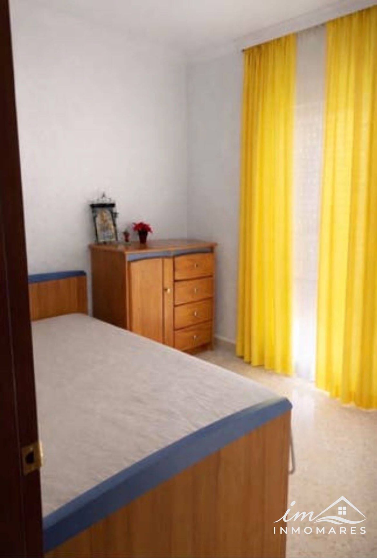 Dormitorio con mucha luz natural