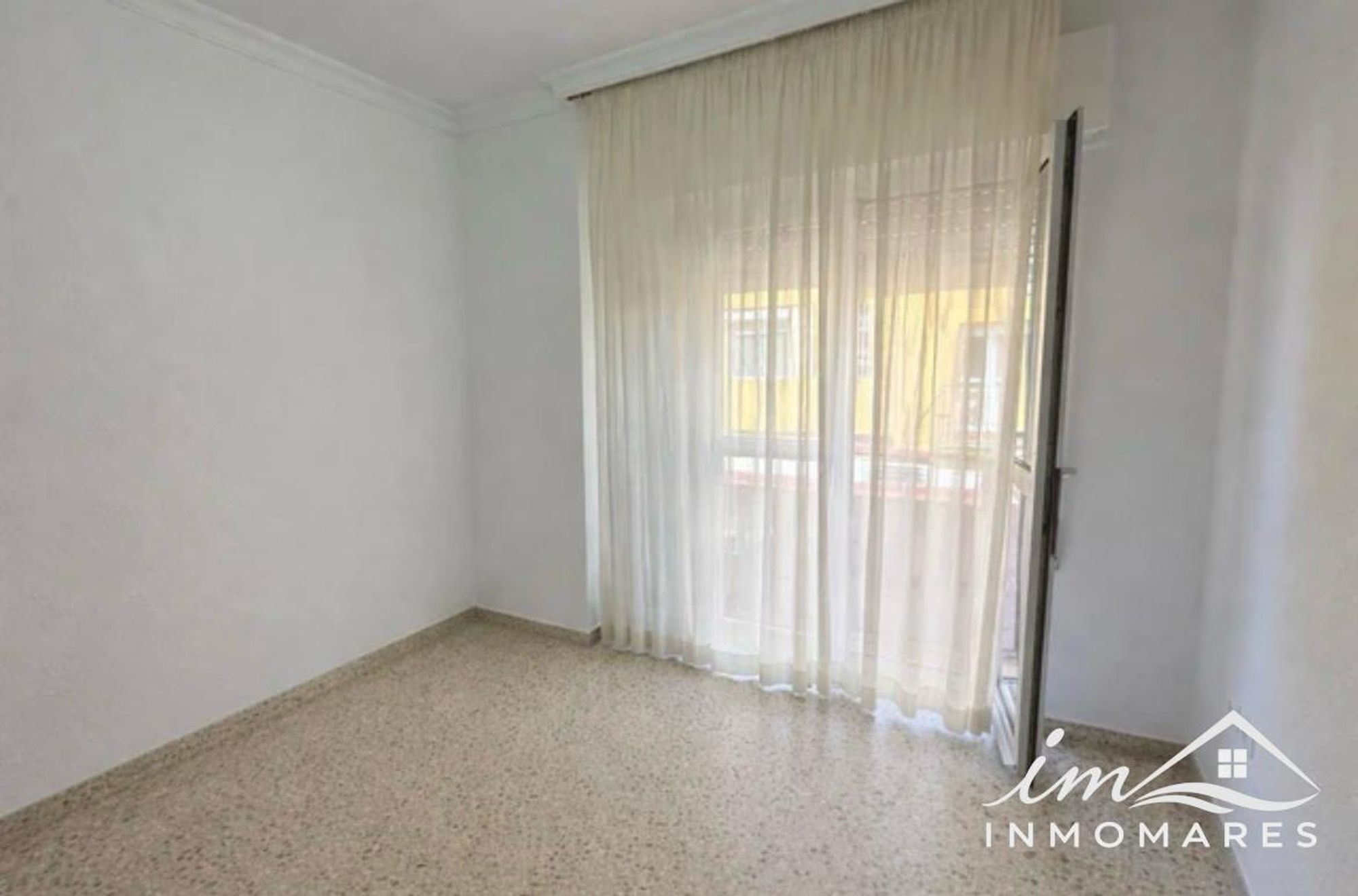 Dormitorio exterior con balcón
