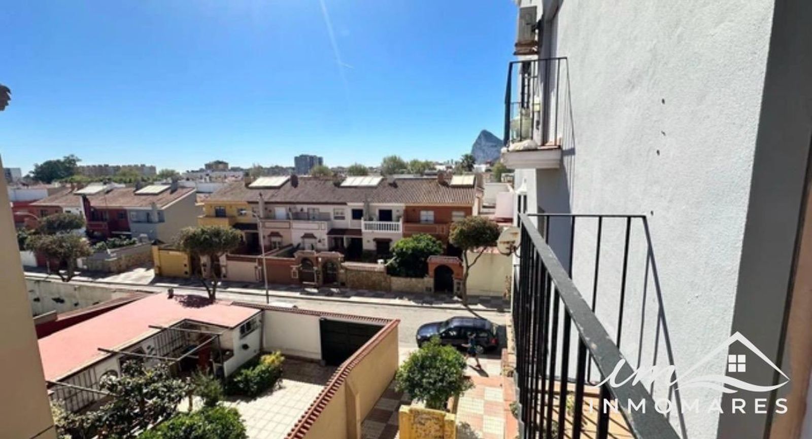 Vistas despejadas desde el balcón hacia el Peñón