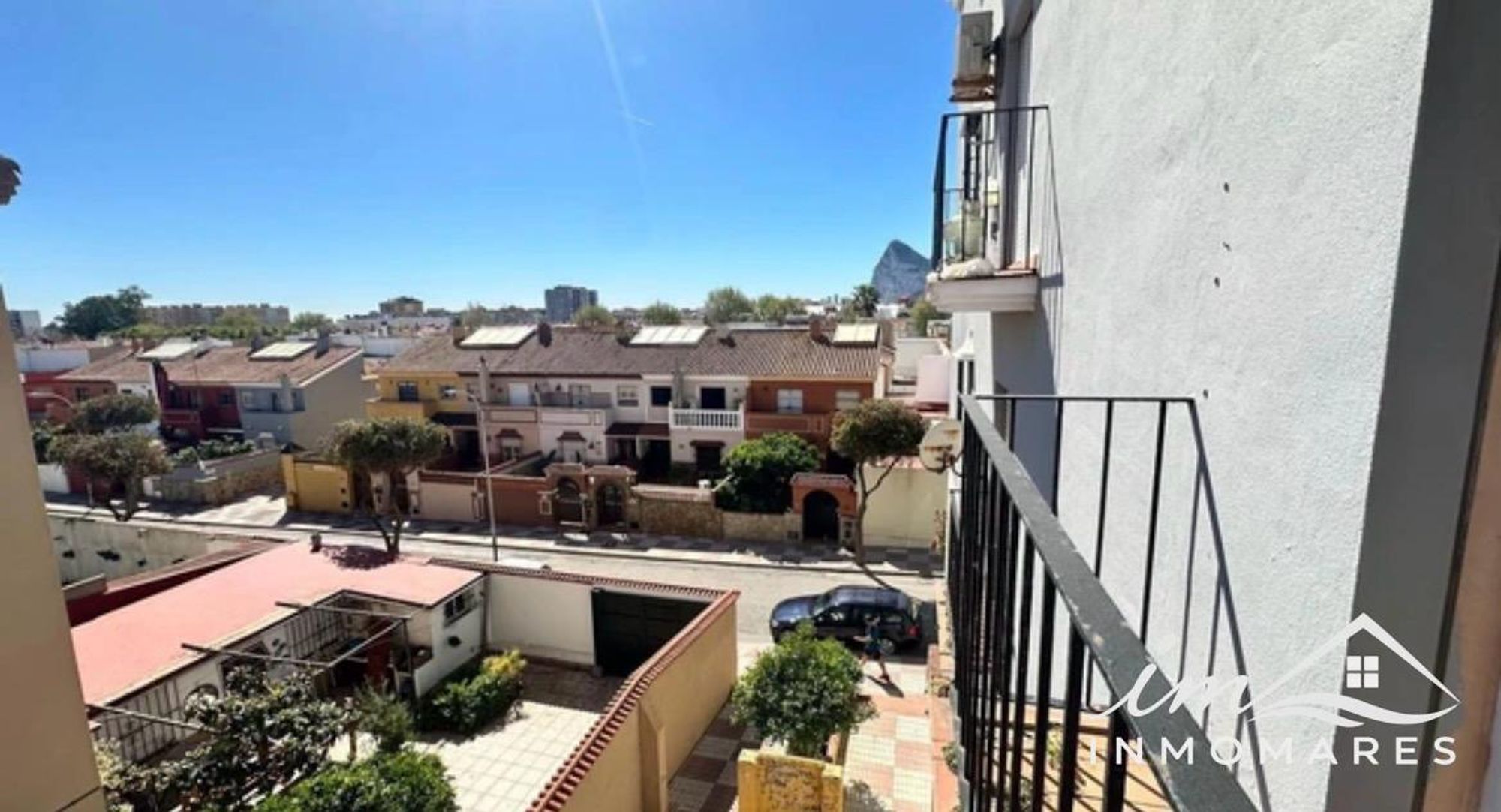 Vistas despejadas desde el balcón hacia el Peñón